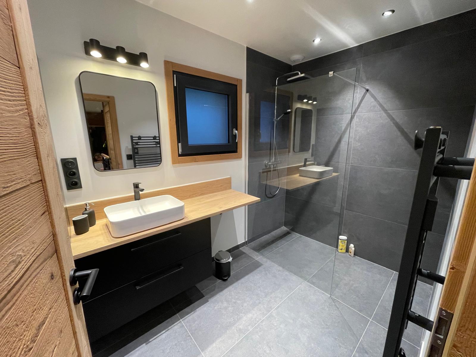 Salle de douche du Chalet du Haut des Bouchaux